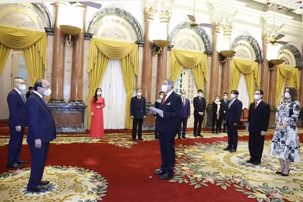 Le président Nguyên Xuân Phuc reçoit les ambassadeurs du Mexique et des États-Unis ảnh 1