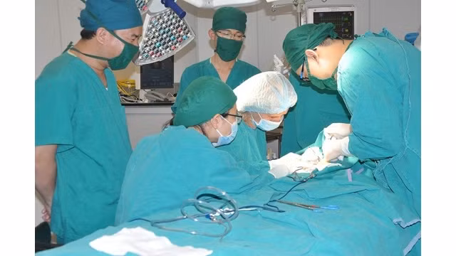 Succès d’une chirurgie du lymphœdème au Vietnam ảnh 1