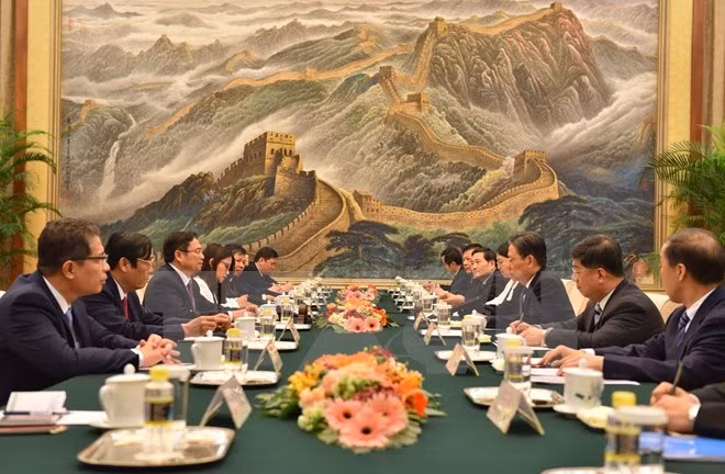 La Chine prend toujours en haute considération ses relations avec le Vietnam ảnh 1