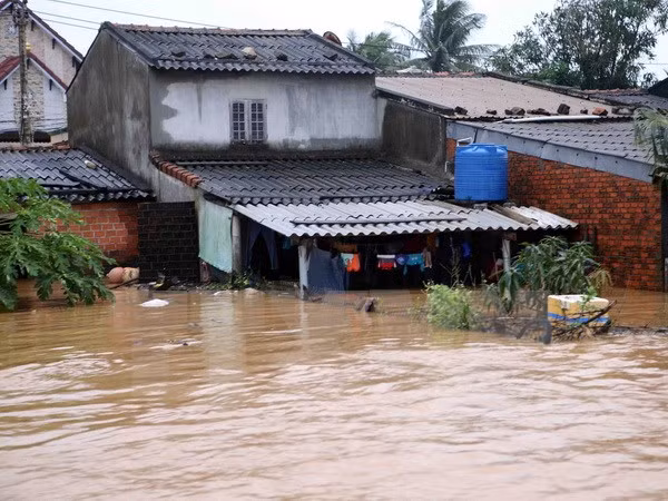 Message de sympathie du ministre chinois des AE aux sinistrés du Centre ảnh 1
