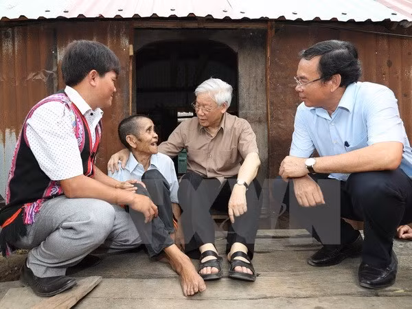 Le secrétaire général du PCV en visite à la commune démunie d’Ayun de Gia Lai ảnh 1
