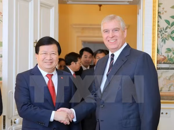 Le vice-Premier ministre Trinh Dinh Dung en visite officielle au Royaume-Uni ảnh 1