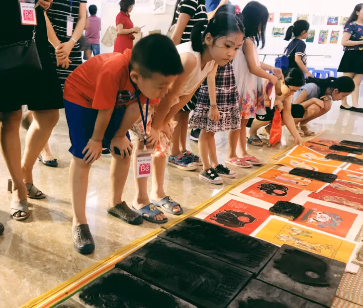 Quand les enfants s’intéressent à des estampes populaires ảnh 2