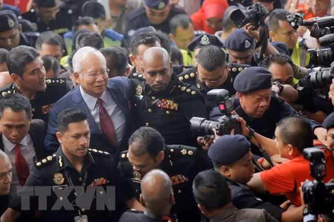 Malaisie : les partisans mobilisent des fonds pour la libération de l'ex-PM ảnh 1