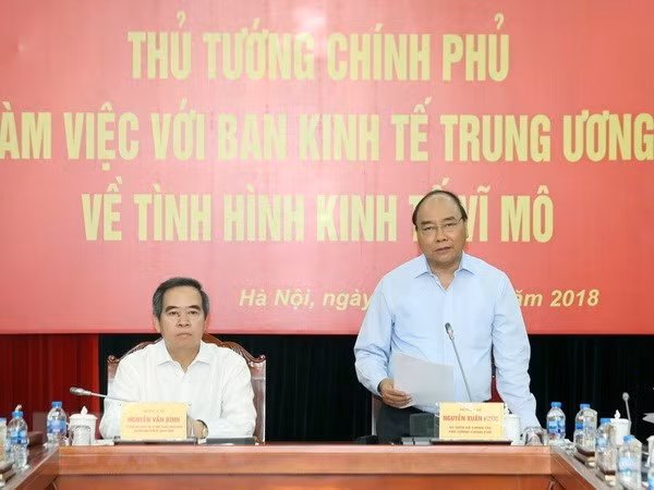 Le PM Nguyên Xuân Phuc travaille avec la Commission économique centrale ảnh 1