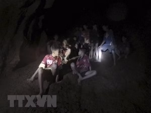 Thaïlande : début de l'opération de sauvetage des garçons bloqués dans une grotte inondée ảnh 1