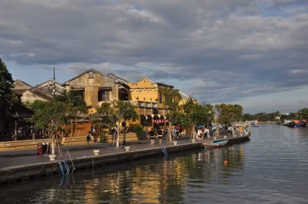 COVID-19: port de masque obligatoire dans la ville de Hôi An ảnh 1