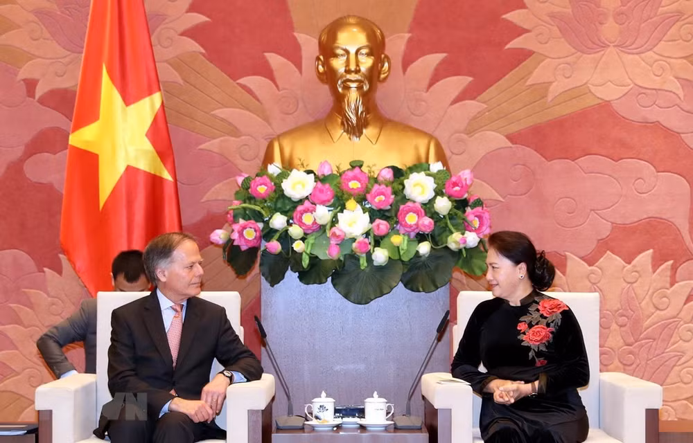 La présidente de l’AN Nguyen Thi Kim Ngan reçoit le ministre italien des AE ảnh 1