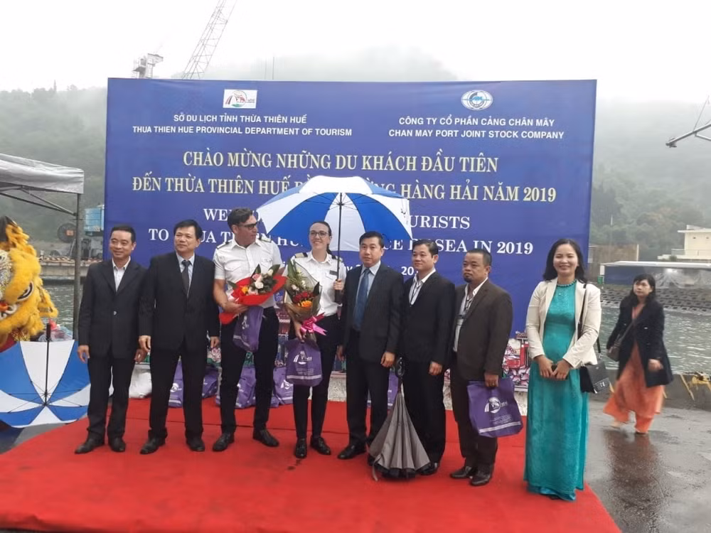 Thua Thien-Hue reçoit des premiers touristes arrivés par voie maritime ảnh 1