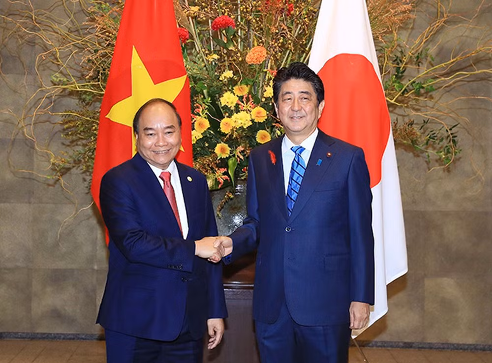 Entretien entre les Premiers ministres Nguyen Xuan Phuc et Shinzo Abe ảnh 1