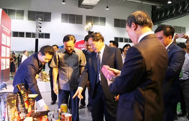 La Foire commerciale Vietnam-Laos contribue à la promotion des relations économiques bilatérales ảnh 1