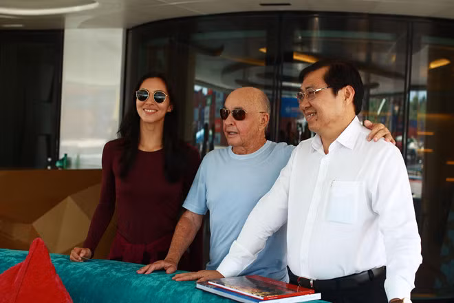 Le propriétaire du club de football Tottenham Hotspur visite Da Nang, Hoi An et la baie d'Ha Long ảnh 1