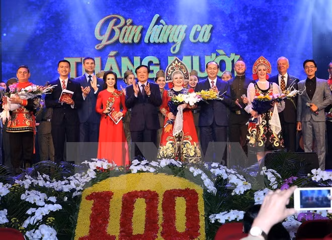 Le chef de l’Etat Tran Dai Quang assiste au spectacle "Epopée d’Octobre" ảnh 1