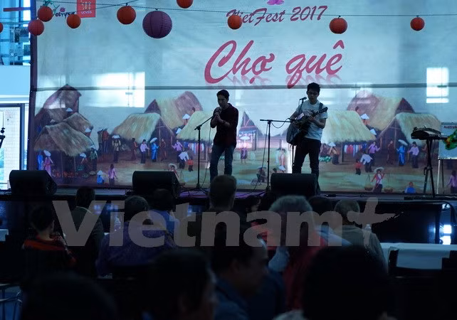Des étudiants vietnamiens en Australie promeuvent la culture traditionnelle aux amis étrangers ảnh 1