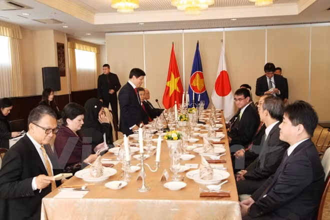 Le ministre japonais des AE travaille avec les ambassadeurs de l’ASEAN ảnh 1