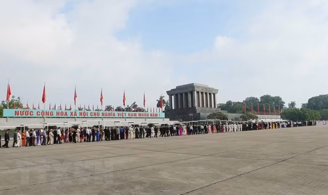 Plus de 38 600 personnes visitent le mausolée du Président Ho Chi Minh ảnh 1