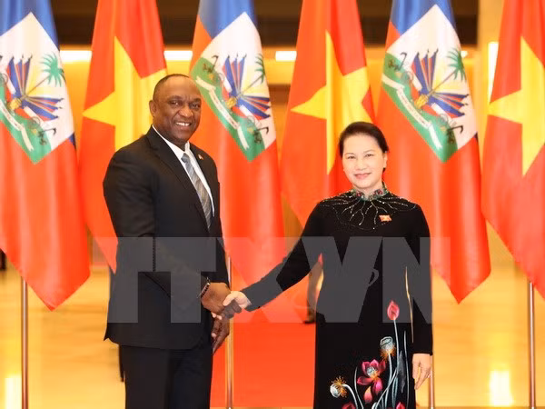 Entretien entre la présidente de l’AN du Vietnam et le président du Sénat de la R. d'Haïti ảnh 1