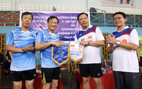 Echanges sportifs entre l’Ambassade du Vietnam et le Bureau présidentiel du Laos ảnh 1