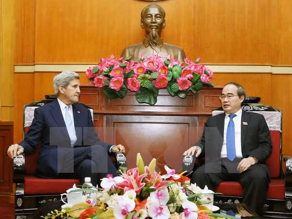 Nguyen Thien Nhan rencontre l'ancien secrétaire d'Etat américain John Kerry ảnh 1