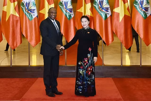 Le président du Sénat d'Haïti termine sa visite officielle au Vietnam ảnh 1