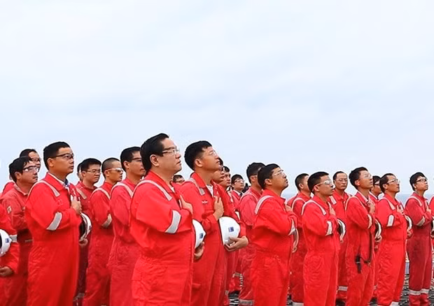 La cérémonie de salut au drapeau national de Biendong POC établit un record de Guinness Vietnam ảnh 2