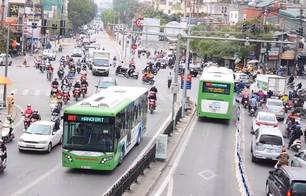 Hanoï envisage de mettre en place dix voies prioritaires pour les bus d'ici 2030 ảnh 1