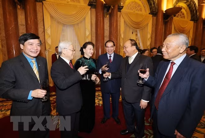 Rencontre d’anciens dirigeants à l’occasion du Nouvel an lunaire ảnh 1
