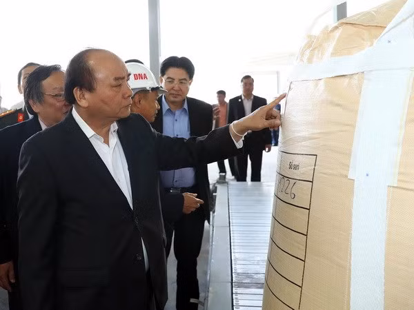 Le PM travaille avec la garde-frontière et la police de Dak Nong ảnh 1