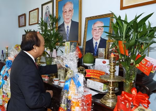 Le PM rend hommage aux anciens dirigeants du gouvernement et de l'État ảnh 2