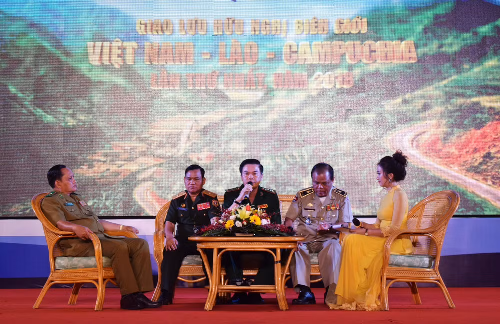 Premier échange d’amitié frontalière Vietnam-Laos-Cambodge ảnh 1