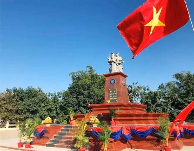 Un monument de l’amitié Vietnam-Cambodge inauguré à Rattanakiri ảnh 1