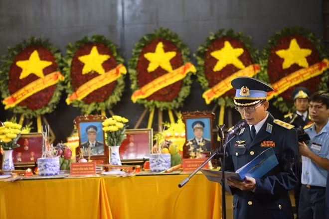 Le PM laotien transmet ses condoléances sur les accidents d'avions militaires ảnh 1