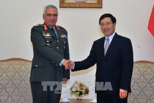 Le vice-PM et ministre des AE Pham Binh Minh reçoit le président du Comité militaire de l’UE ảnh 1
