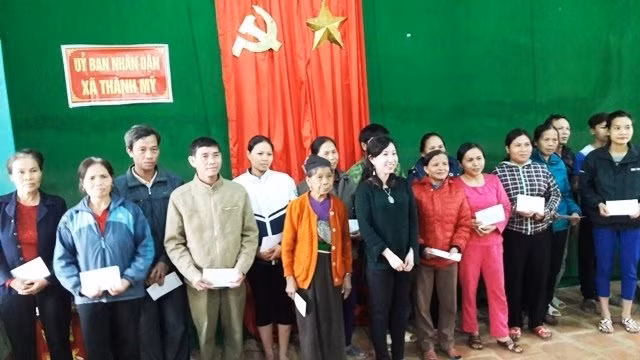 Remise de cadeaux des Viêt kiêu de France aux sinistrés des crues de Thanh Hoa ảnh 1