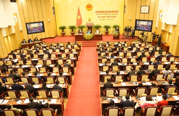 Le Conseil populaire de Hanoi adopte plusieurs questions importantes de la ville ảnh 1