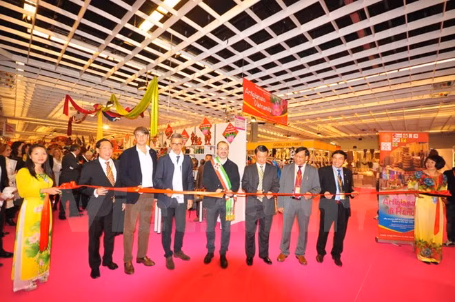 Les entreprises vietnamiennes participent à une foire artisanale en Italie ảnh 1