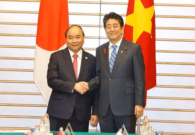 Le PM Nguyen Xuan Phuc s'entretient avec son homologue japonais Shinzo Abe ảnh 1