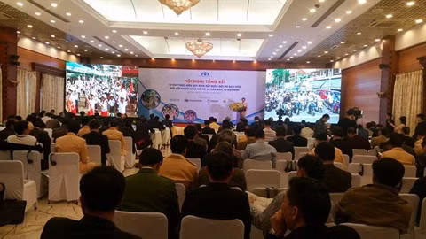 La plupart des Vietnamiens respectent le port du casque de moto ảnh 1