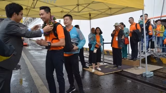 Avec 3 000 touristes à bord, le navire de croisière Costa Fortuna débarque à Dà Nang ảnh 2
