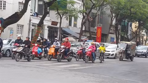 La plupart des Vietnamiens respectent le port du casque de moto ảnh 2