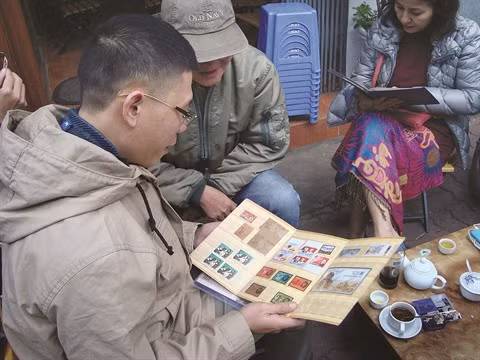 Un marché aux timbres pas comme les autres à Hanoi ảnh 1