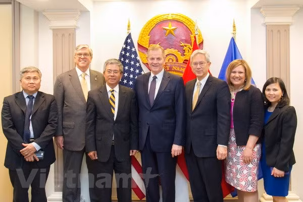 L’ambassadeur du Vietnam aux Etats-Unis reçoit des Mormons ảnh 1