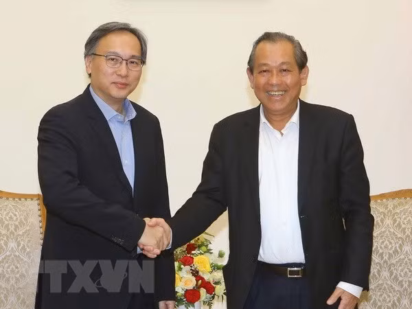 Le vice-PM Truong Hoa Binh reçoit un vice-ministre de l'Intérieur de Singapour ảnh 1