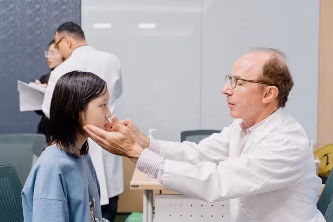 Plus de 30 experts américains et britanniques proposent des examens caritatifs aux patients démunis ảnh 6