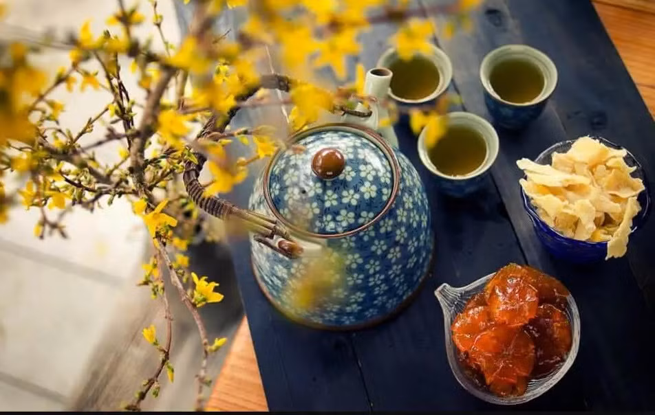 La coutume de déguster du thé et des fruits confits pendant le Têt des Vietnamiens ảnh 1