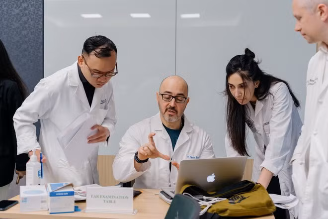 Plus de 30 experts américains et britanniques proposent des examens caritatifs aux patients démunis ảnh 5