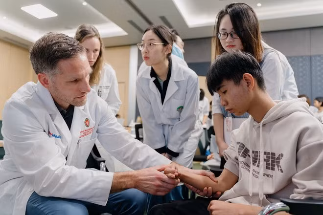 Plus de 30 experts américains et britanniques proposent des examens caritatifs aux patients démunis ảnh 4