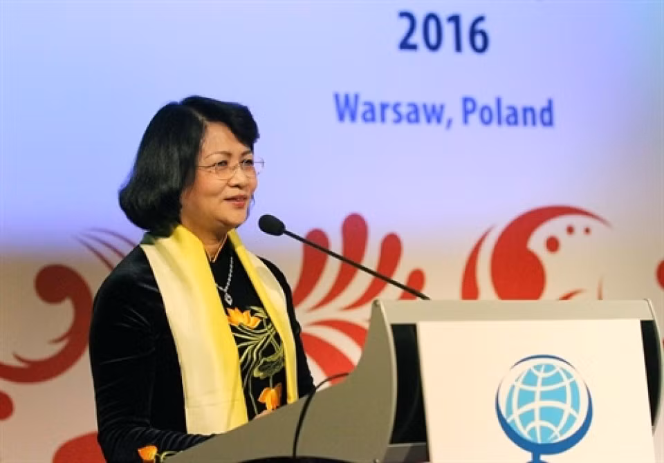 La vice-présidente du Vietnam Dang Thi Ngoc Thinh part pour la Mongolie et le Japon ảnh 1