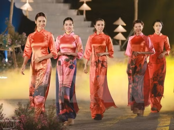 Festival des métiers traditionnels de Hue 2017: la peinture et l’ao dai ảnh 1