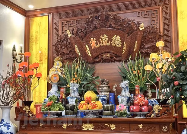 Valeurs sacrée de l’autel des ancêtres à l’occasion du Têt traditionnel ảnh 1